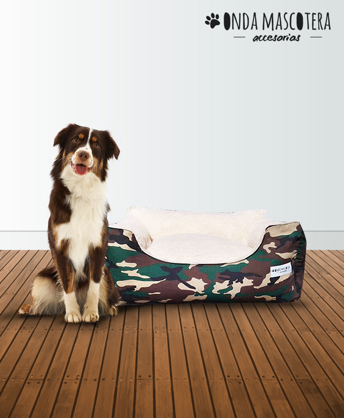 Cama sillon reversible  camuflado verde Onda Mascotera con un caniche toy 