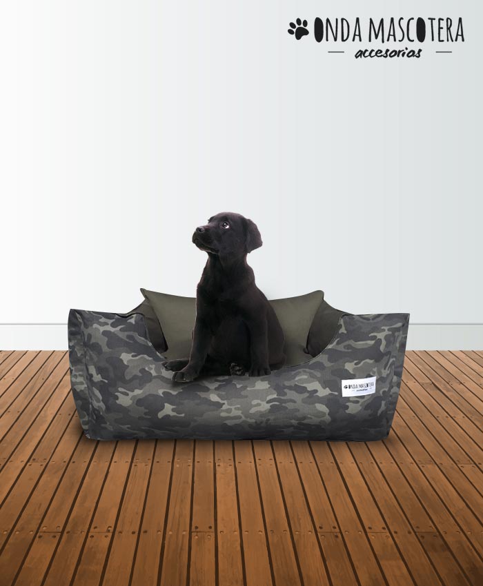 Cama sillon reversible y extensible camuflado verde con labrador negro acostado Onda Mascotera 